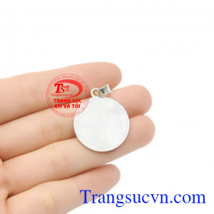 Để dành tặng các bé, cha mẹ có thể khắc tên con cùng ngày tháng sinh của bé. Mặt dây bạc khắc tên