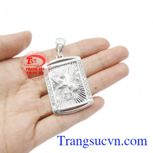 Đặc biệt, sản phẩm chế tác từ bạc 92.5 giúp bảo vệ sức khỏe, kháng khuẩn và cản gió. Mặt dây bạc nam đại bàng