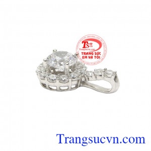 Sản phẩm dễ dàng kết hợp cùng các trang phục và phụ kiện khác. Mặt dây bạc nữ thuần khiết