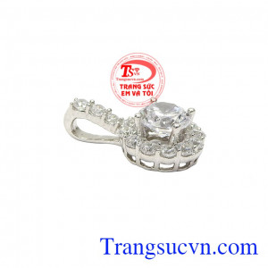 Kết hợp hài hòa giữa đá cz cùng bạc khiến cho chiếc mặt dây trở nên lấp lánh và ấn tượng hơn. Mặt dây bạc nữ thuần khiết