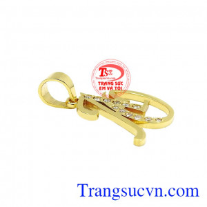 Sản phẩm được thiết kế và chế tác theo công nghệ hiện đại. Mặt dây chữ AO gắn kim cương