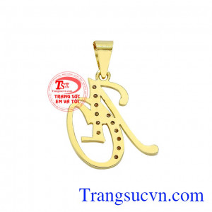 Mặt dây chữ AO gắn kim cương thiên nhiên mang tới cho khách hàng sản phẩm sang trọng và đẳng cấp. 