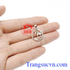 Những chi tiết kết hợp cách hài hòa tạo nên chiếc mặt dây trang nhã. Mặt dây chữ tinh tế