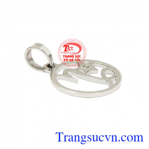 Mặt dây chữ tinh tế được chế tác từ vàng trắng 18k bền đẹp. 