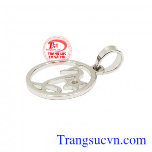 Thiết kế với phong cách nữ tính, hợp thời trang giúp cho các chị em trở nên càng xinh đẹp hơn. Mặt dây chữ tinh tế