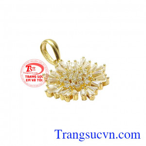 Vậy sao bạn không nhanh tay và dành tặng chiếc mặt dây ý nghĩa này cho người phụ nữ của bạn. Mặt dây hoa tuyết diệu kỳ