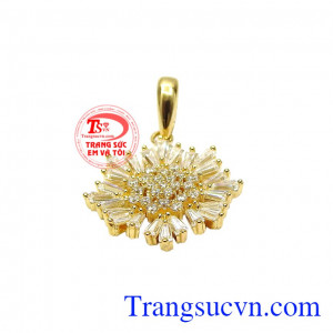 Người ta nói hoa tuyết đẹp như nụ cười của thiên thần, cũng thật mạnh mẽ để đem tới vẻ đẹp độc đáo khi đông về. Mặt dây hoa tuyết diệu kỳ