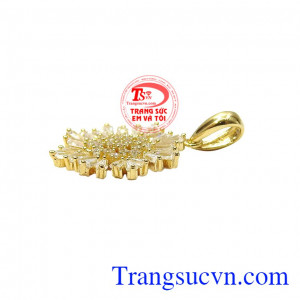 Mặt dây hoa tuyết diệu kỳ là sự kết hợp hài hòa giữa đá cz và vàng tây 10k. 