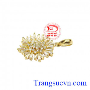 Với kiểu dáng trang nhã, thiết kế độc đáo mang tới một chiếc mặt dây ấn tượng. Mặt dây hoa tuyết diệu kỳ