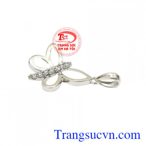 Chiếc mặt dây này sẽ phù hợp cho những cô gái yêu thích phong cách nữ tính và dịu dàng.