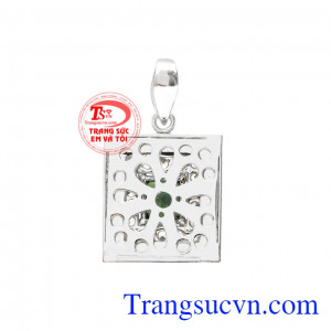 Mặt dây sapphire ấn tượng với sự kết hợp hài hòa từ đá sapphire thiên nhiên cùng vàng trắng 14k. 