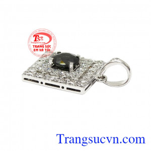 Là viên đá hộ mệnh cho người sinh tháng 9, đá sapphire thiên nhiên mang tới may mắn và tài lộc cho người dùng. Mặt dây sapphire ấn tượng