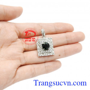 Mặt dây sapphire ấn tượng