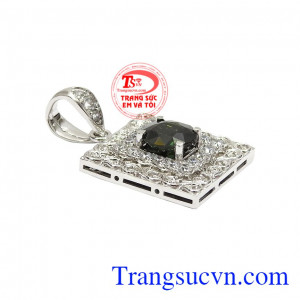 Nổi bật với các họa tiết được chế tác tinh tế mang tới nét đẹp sang trọng và quý phái. Mặt dây sapphire ấn tượng