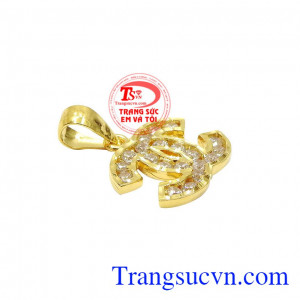 Đây cũng là kiểu mặt dây được rất nhiều chị em yêu thích và lựa chọn. Mặt dây vàng ấn tượng