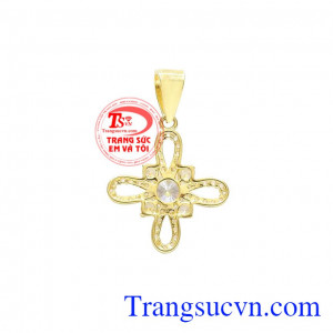 Mặt dây vàng yêu kiều nổi bật với những viên đá cz lấp lánh, bắt mắt.