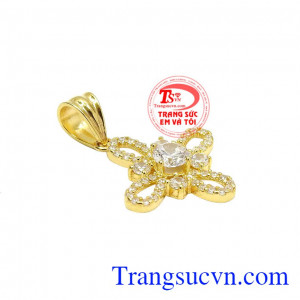 Thiết kế dễ thương giúp các bạn gái càng thêm dịu dàng và nữ tính. Mặt dây vàng yêu kiều