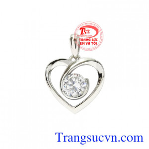 Mặt nữ vàng trắng trái tim với điểm nhấn là viên CZ chạm khắc tỉ mỉ tạo vẻ lấp lánh và nổi bật cho người đeo.