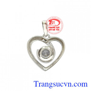 Mặt nữ vàng trắng trái tim món quà chứa đựng yêu thương dành cho nữ giới.