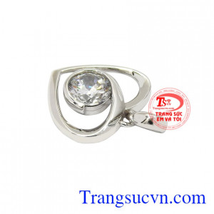 Chiếc mặt dây này sẽ giúp phái đẹp tự tin tỏa sáng, tạo sức thu hút đối nơi đông người.