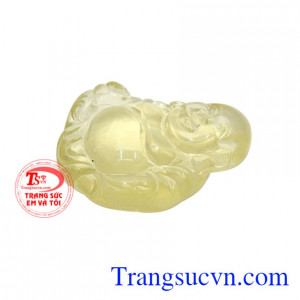 Trong phong thủy, thạch anh vàng được biết đến là loại đá tượng trưng cho giàu có và thịnh vượng.