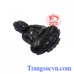 Người ta tin rằng đeo Phật A Di Đà sẽ giúp tâm được thanh tịnh hơn và luôn được bình an.