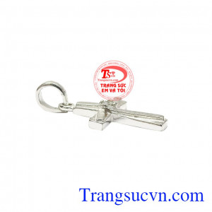 Mặt thánh giá bạc yêu thương thiết kế với kiểu dáng nhỏ nhắn, dễ thương. 