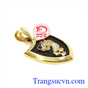 Mặt vàng nam khiên rồng được thiết kế với kiểu dáng nam tính, mạnh mẽ.