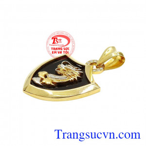 Chi tiết rồng chế tác một cách tỉ mỉ, tạo điểm nhấn cho sản phẩm. Mặt vàng nam khiên rồng