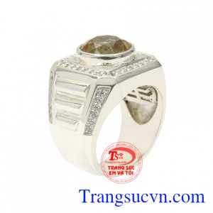Nhẫn bạc thạch anh vàng phong cách được chế tác tinh xảo với điểm nhấn là viên đá thạch anh vàng ám khói chạm khắc đẹp mắt lấp lánh.