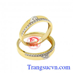 Phong cách trang nhã, tinh tế và hợp thời trang giúp cho ngày hôn lễ của bạn trở nên hoàn hảo. Nhẫn cưới hòa nhịp con tim