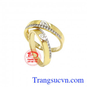 Thiết kế với hai nửa trái tim được ghép lại với nhau như chính hai người tìm được một nửa của mình. Nhẫn cưới hòa nhịp con tim