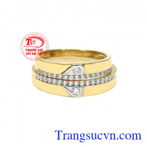 Nhẫn cưới hòa nhịp con tim là chứng nhân cho tình yêu đôi lứa. 