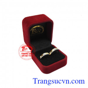 Nhẫn cưới hòa nhịp con tim được chế tác từ vàng tây 14k bền đẹp, sáng bóng. 