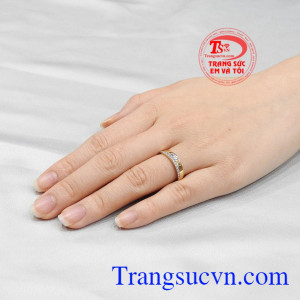 Trang sức Em và Tôi nhận đặt chế tác theo yêu cầu, khắc chữ miễn phí. Nhẫn cưới hòa nhịp con tim