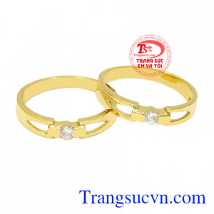 Nhẫn cưới kết duyên đôi lứa được chế tác sáng bóng, chất lượng.