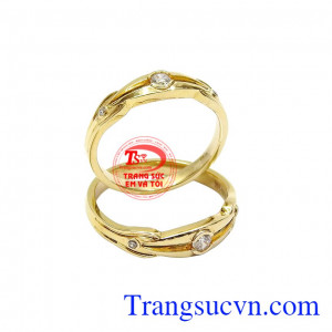 Chính vì thế mà các nhà chế tác hy vọng người dùng sẽ luôn thấu hiểu và ở bên người bạn đời của họ tới đầu bạc răng long. Nhẫn cưới tâm đầu ý hợp