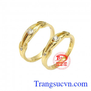 Sản phẩm chế tác từ vàng tây 14k giúp bền đẹp với thời gian. Nhẫn cưới tâm đầu ý hợp
