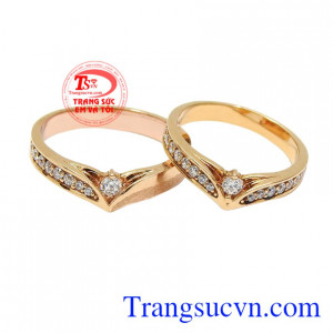 Nhẫn cưới vàng hồng bền chặt là sản phẩm được chế tác độc đáo, xu hướng mới được nhiều khách hàng yêu thích.