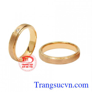 Và nhẫn cưới chính là kỷ vật ghi dấu ngày trọng đại của lứa đôi.