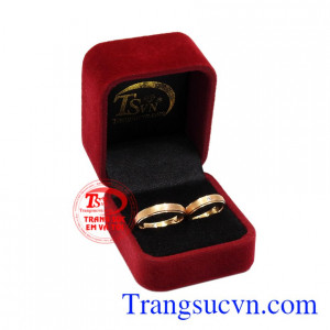 Nhẫn cưới vàng hồng mặn nồng viên mãn.