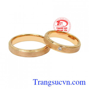 Nhẫn cưới vàng hồng mặn nồng được chế tác hài hòa, tinh tế.