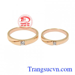 Nhẫn cưới vàng hồng hiện đang là xu hướng được các cặp đôi yêu thích.