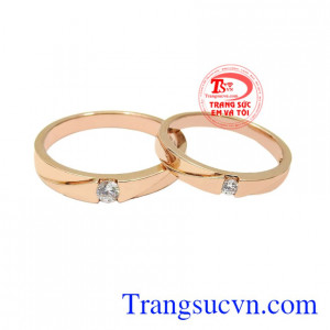 Nhẫn cưới vàng hồng tình yêu được thiết kế kiểu dáng không quá cầu kì mà vẫn hợp thời trang.