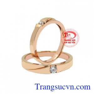 Nhẫn cưới vàng hồng tình yêu nhận khắc chữ miễn phí ghi dấu kỉ niệm lứa đôi, giao hàng nhanh trên toàn quốc.