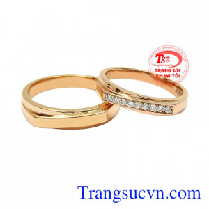 Nhẫn cưới vàng hồng yêu thương là sản phẩm mới được chế tác độc đáo mang đến vẻ cá tính cho người đeo.