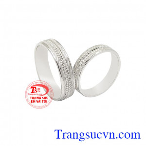 Chính vì vậy mà mẫu nhẫn cưới thời trang cũng được rất nhiều khách hàng yêu thích và lựa chọn. Nhẫn cưới vàng trắng thời trang