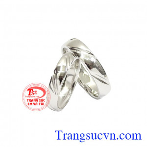 Những đường nét phay sáng giúp chiếc nhẫn trở nên độc đáo hơn. Nhẫn cưới vàng trắng viên mãn