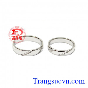 Nhẫn cưới vàng trắng viên mãn thiết kế đơn giản, sang trọng và tinh tế. 