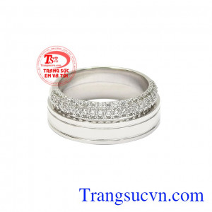 Thiết kế ấn tượng với nhẫn chú rể mạnh mẽ, đơn giản mà sang trọng, nhẫn cô dâu tinh tế, nữ tính và hợp thời trang. Nhẫn cưới yêu thương trọn vẹn